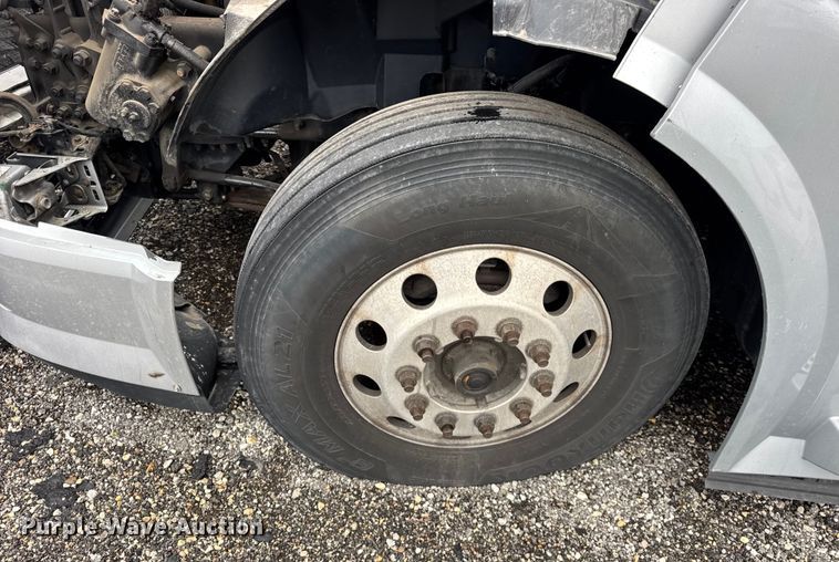 image for item EF2239 2015 Volvo VNL semi truck