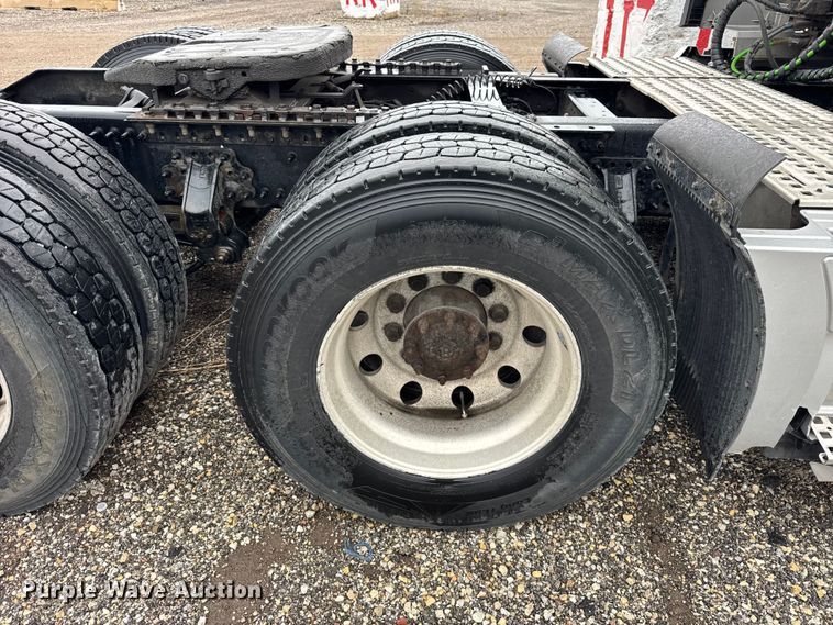 image for item EF2239 2015 Volvo VNL semi truck