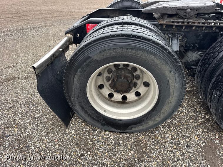 image for item EF2239 2015 Volvo VNL semi truck