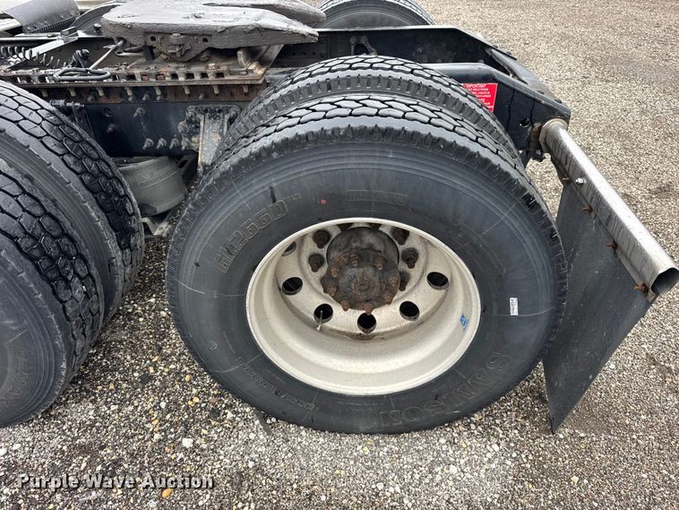 image for item EF2239 2015 Volvo VNL semi truck