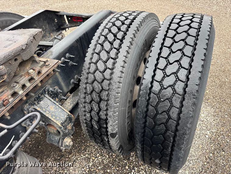 image for item EF2239 2015 Volvo VNL semi truck