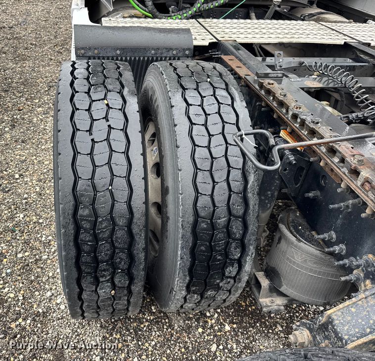 image for item EF2239 2015 Volvo VNL semi truck