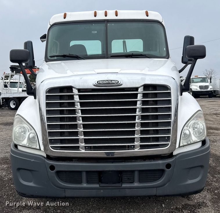 image for item EG1781 2013 Freightliner Cascadia  semi truck