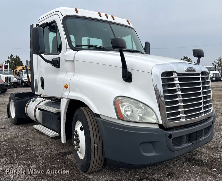 image for item EG1781 2013 Freightliner Cascadia  semi truck