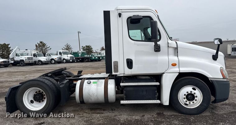 image for item EG1781 2013 Freightliner Cascadia  semi truck
