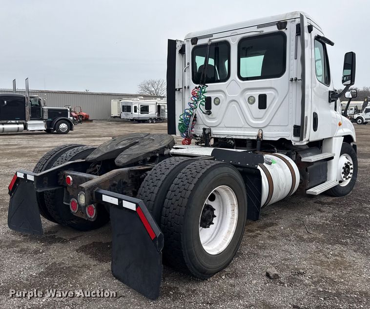 image for item EG1781 2013 Freightliner Cascadia  semi truck