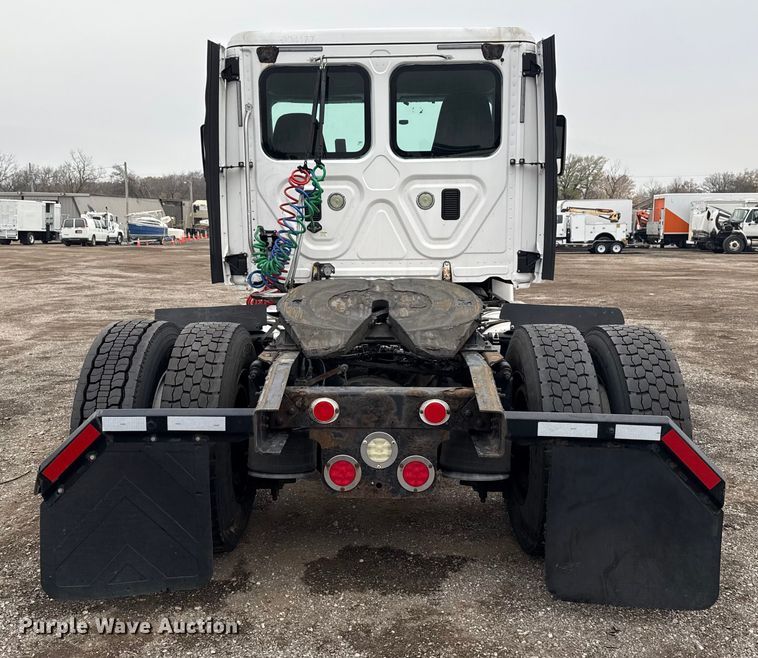 image for item EG1781 2013 Freightliner Cascadia  semi truck