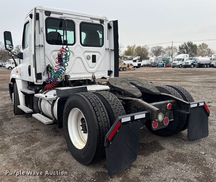 image for item EG1781 2013 Freightliner Cascadia  semi truck