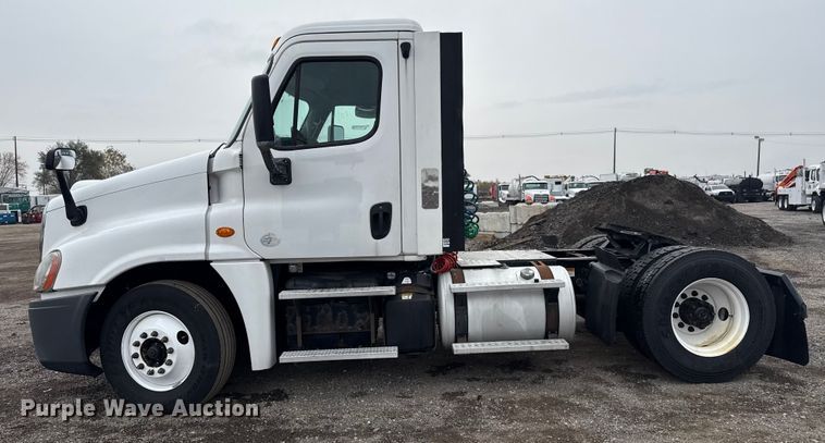 image for item EG1781 2013 Freightliner Cascadia  semi truck