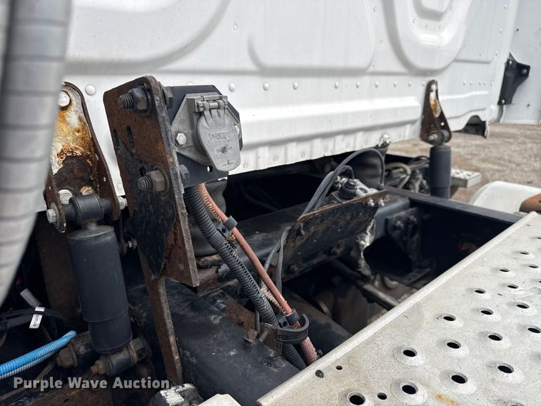image for item EG1781 2013 Freightliner Cascadia  semi truck
