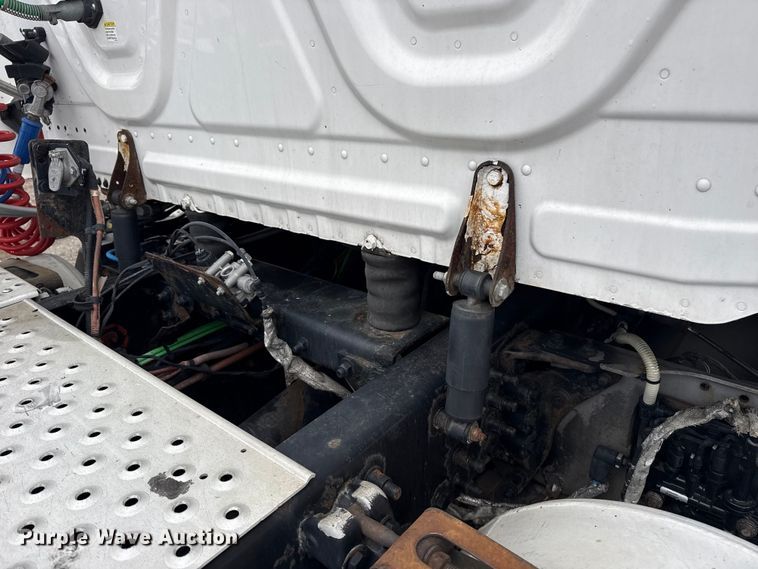 image for item EG1781 2013 Freightliner Cascadia  semi truck