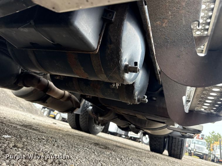 image for item EG1781 2013 Freightliner Cascadia  semi truck