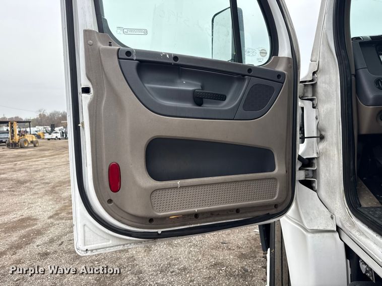 image for item EG1781 2013 Freightliner Cascadia  semi truck