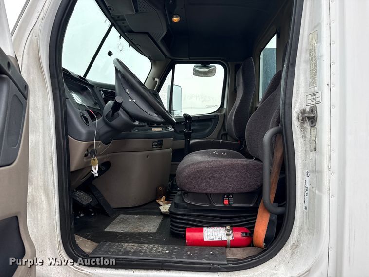 image for item EG1781 2013 Freightliner Cascadia  semi truck