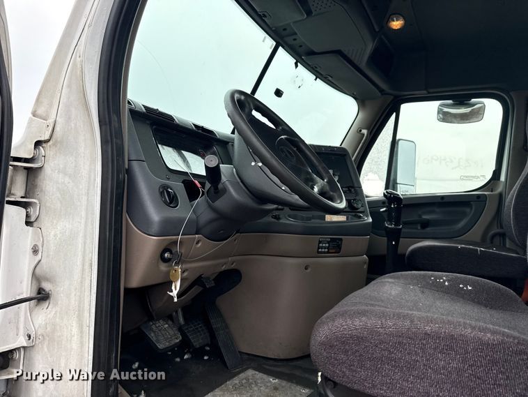 image for item EG1781 2013 Freightliner Cascadia  semi truck