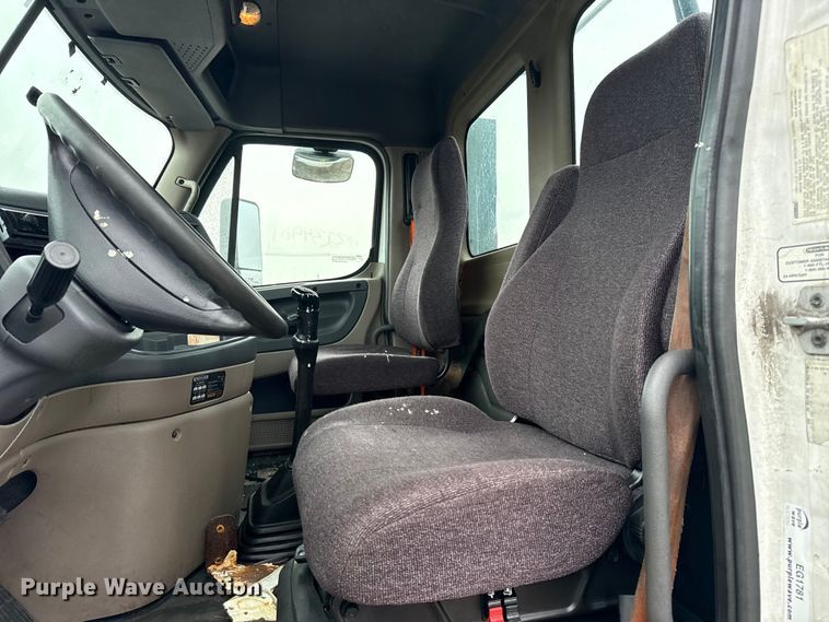 image for item EG1781 2013 Freightliner Cascadia  semi truck