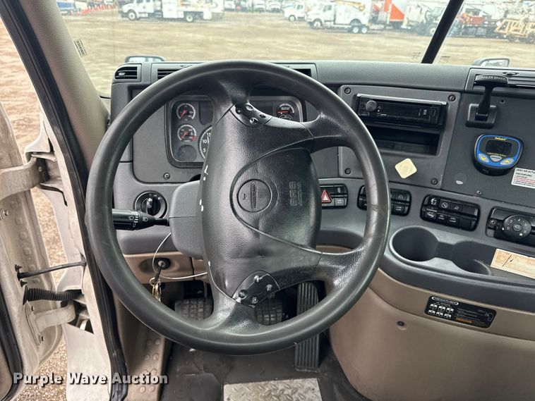 image for item EG1781 2013 Freightliner Cascadia  semi truck