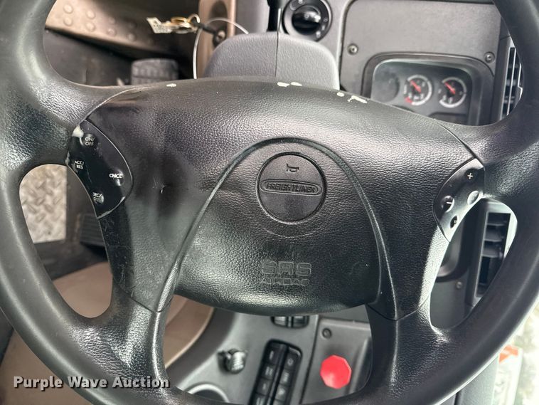 image for item EG1781 2013 Freightliner Cascadia  semi truck