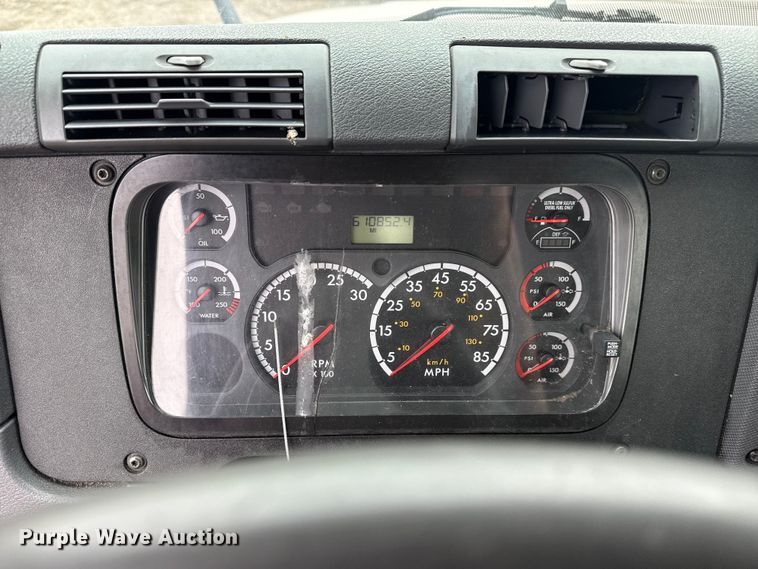 image for item EG1781 2013 Freightliner Cascadia  semi truck