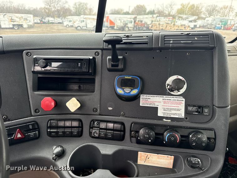 image for item EG1781 2013 Freightliner Cascadia  semi truck