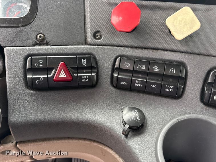 image for item EG1781 2013 Freightliner Cascadia  semi truck