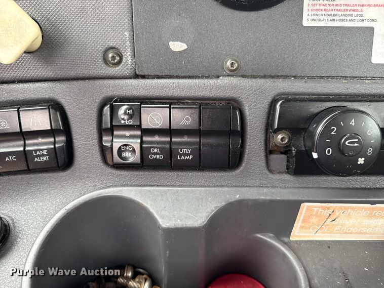 image for item EG1781 2013 Freightliner Cascadia  semi truck