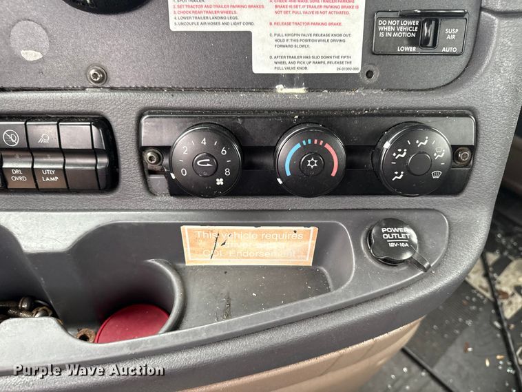 image for item EG1781 2013 Freightliner Cascadia  semi truck