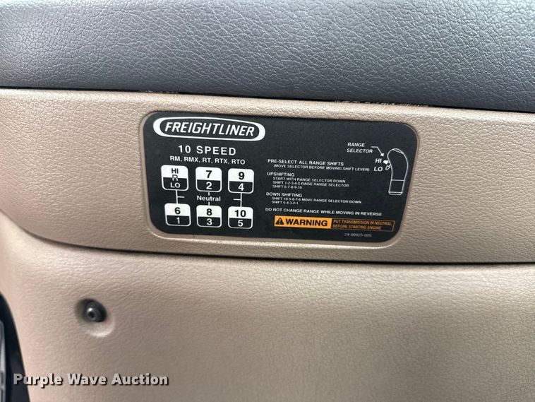 image for item EG1781 2013 Freightliner Cascadia  semi truck