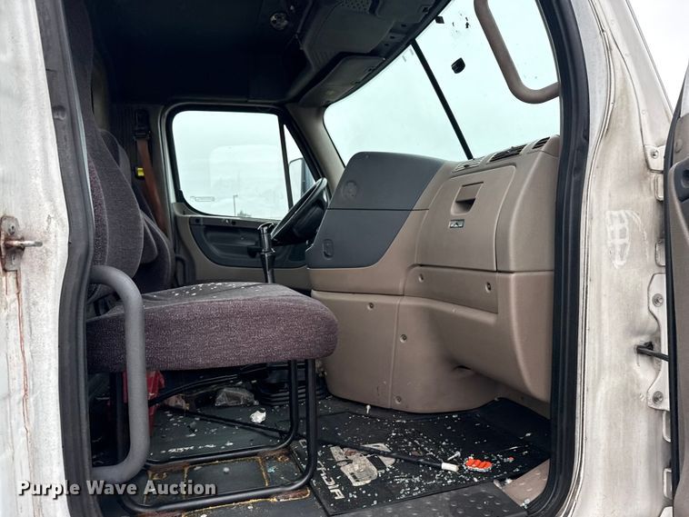 image for item EG1781 2013 Freightliner Cascadia  semi truck