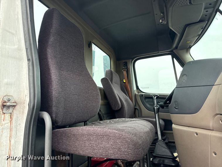 image for item EG1781 2013 Freightliner Cascadia  semi truck