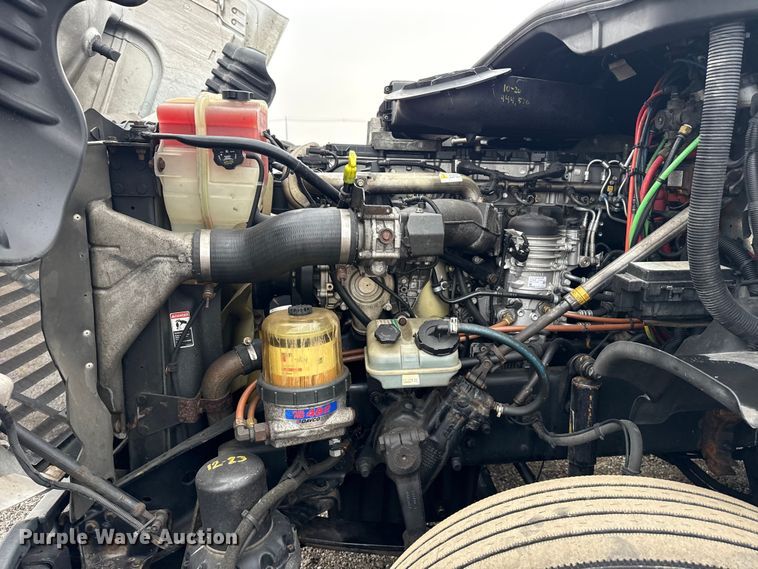 image for item EG1781 2013 Freightliner Cascadia  semi truck