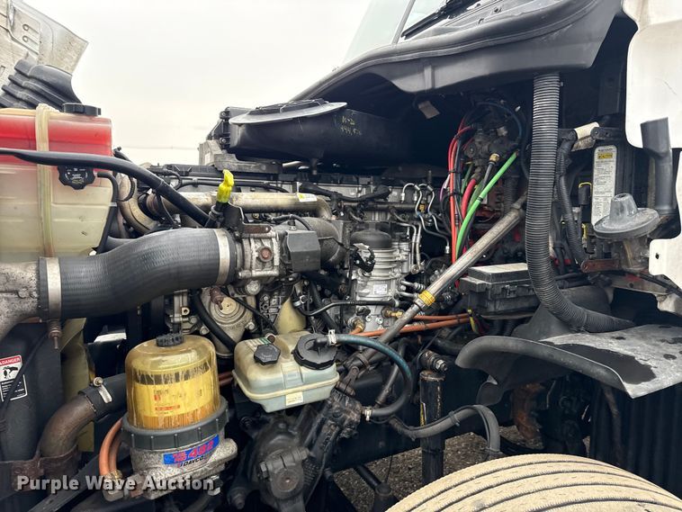 image for item EG1781 2013 Freightliner Cascadia  semi truck