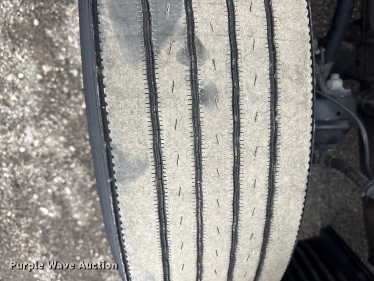image for item EG1781 2013 Freightliner Cascadia  semi truck
