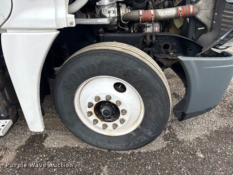 image for item EG1781 2013 Freightliner Cascadia  semi truck