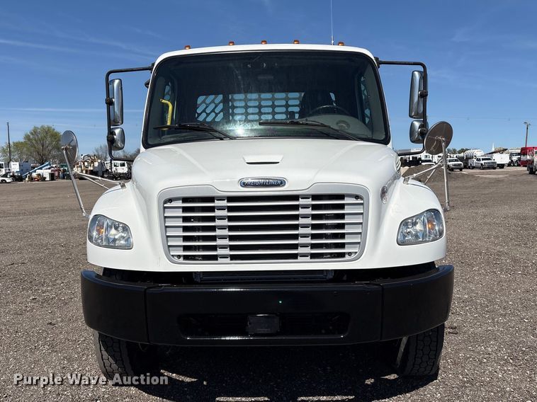 image for item EG8863 2019 Freightliner Business Class M2 flatbed truck