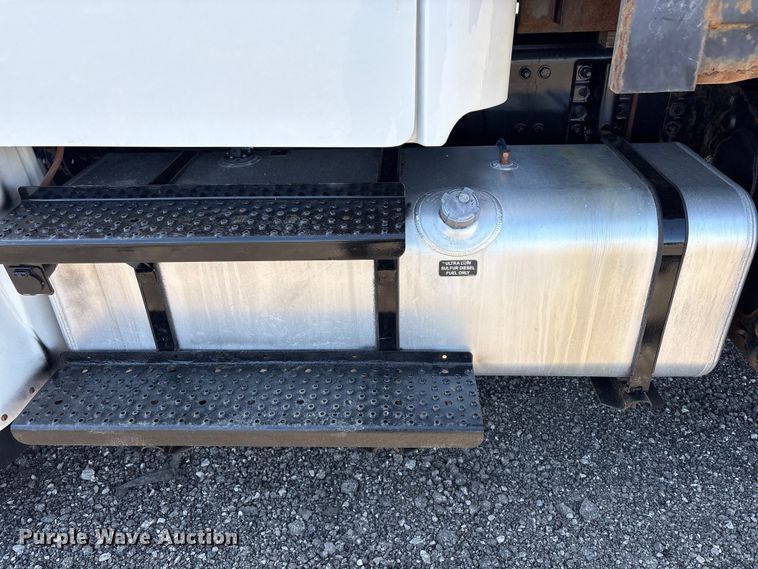 image for item EG8863 2019 Freightliner Business Class M2 flatbed truck