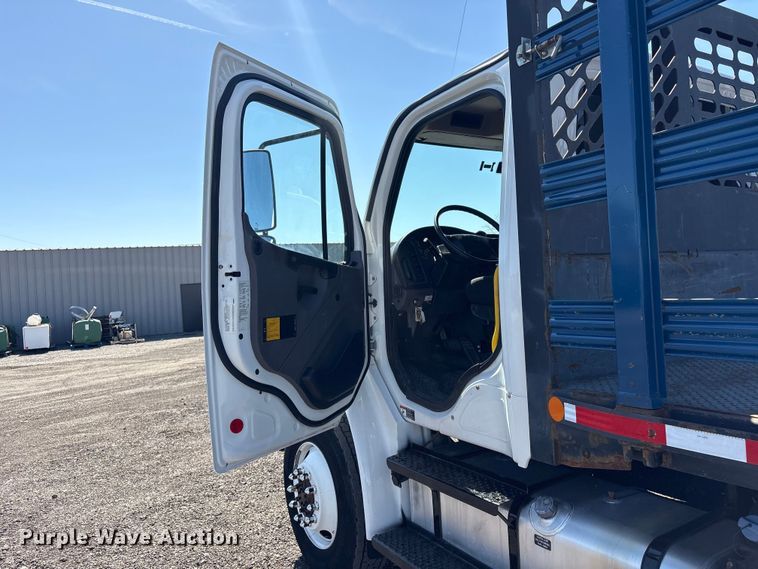 image for item EG8863 2019 Freightliner Business Class M2 flatbed truck