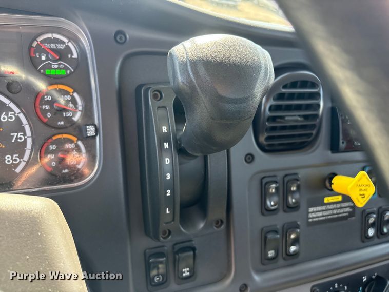 image for item EG8863 2019 Freightliner Business Class M2 flatbed truck