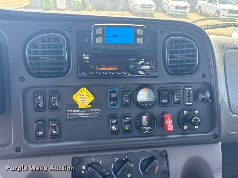 image for item EG8863 2019 Freightliner Business Class M2 flatbed truck