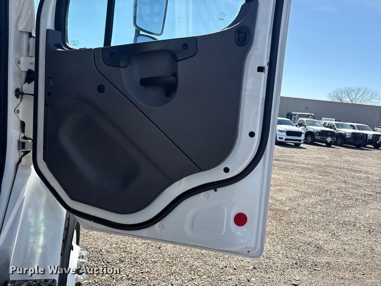 image for item EG8863 2019 Freightliner Business Class M2 flatbed truck