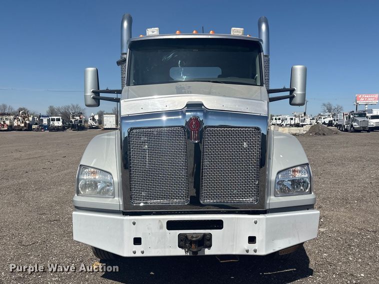 image for item EG8914 2015 Kenworth T880 semi truck
