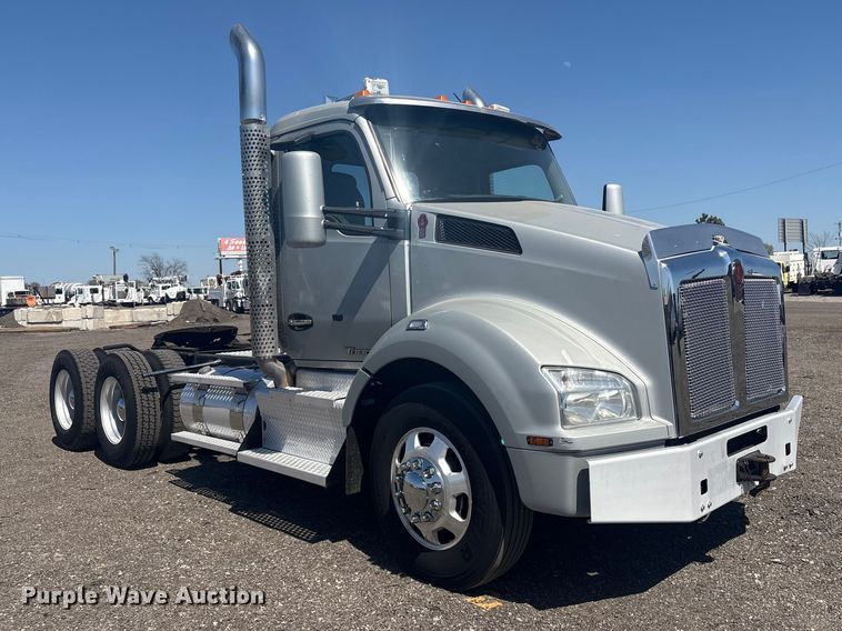 image for item EG8914 2015 Kenworth T880 semi truck