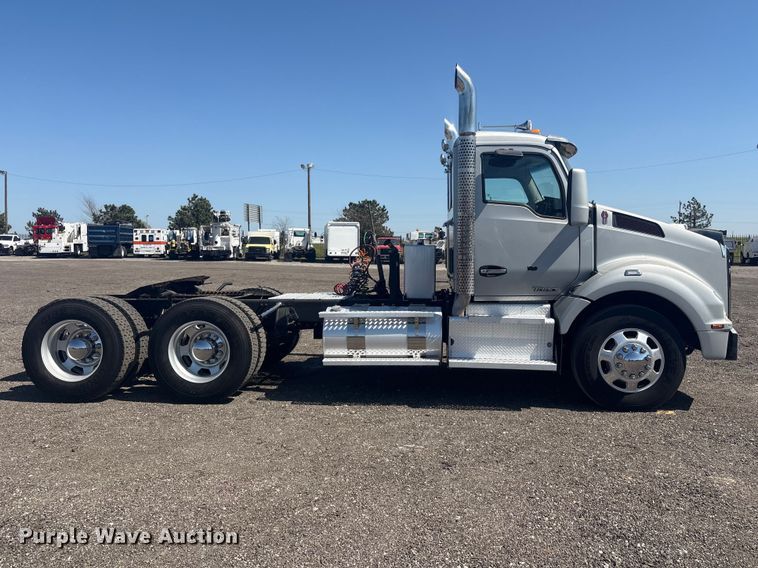 image for item EG8914 2015 Kenworth T880 semi truck