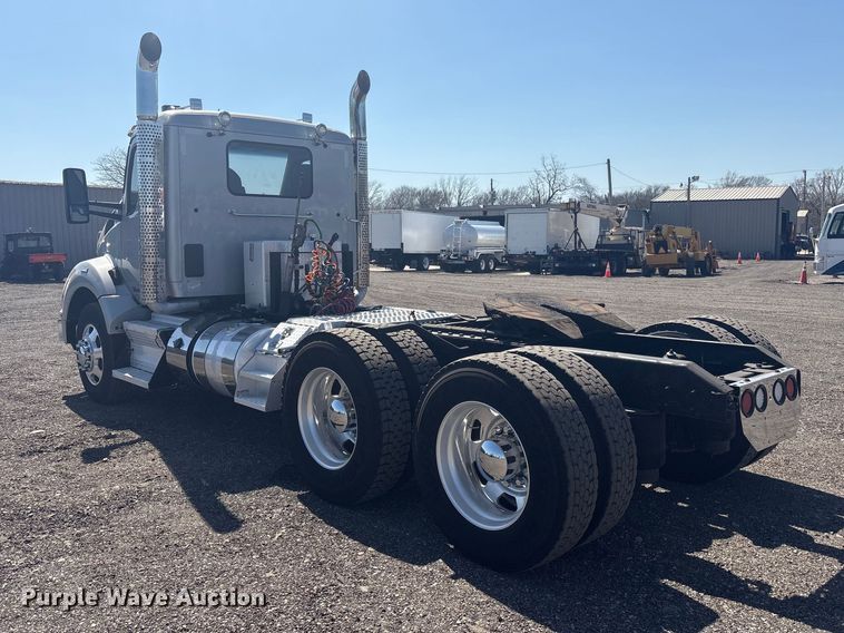 image for item EG8914 2015 Kenworth T880 semi truck