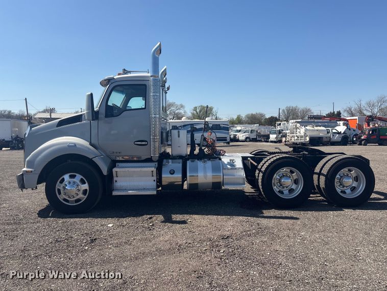 image for item EG8914 2015 Kenworth T880 semi truck