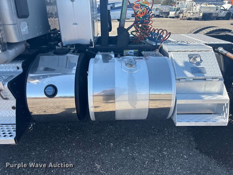 image for item EG8914 2015 Kenworth T880 semi truck