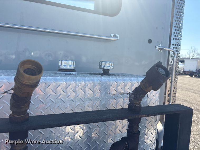 image for item EG8914 2015 Kenworth T880 semi truck