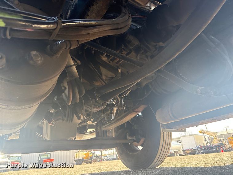 image for item EG8914 2015 Kenworth T880 semi truck