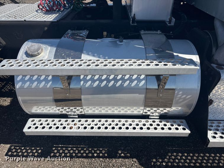 image for item EG8914 2015 Kenworth T880 semi truck