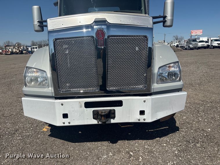 image for item EG8914 2015 Kenworth T880 semi truck